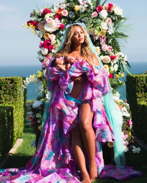 Beyoncé lần đầu công khai ảnh cặp sinh đôi