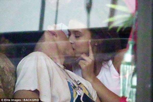 Brooklyn Beckham hôn đắm đuối người mẫu Playboy 20 tuổi trên phố