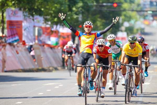Anh Văn Hội Việt Mỹ TPHCM lấy lại ngôi đầu đồng đội giải xe đạp xuyên Việt 2018