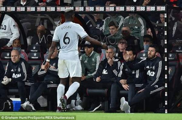 Bị thay ra sân, Paul Pogba không thèm nhìn mặt HLV Mourinho
