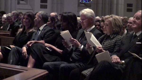 Bà Melania cười với Obama trong lễ tang cựu Đệ nhất phu nhân Bush
