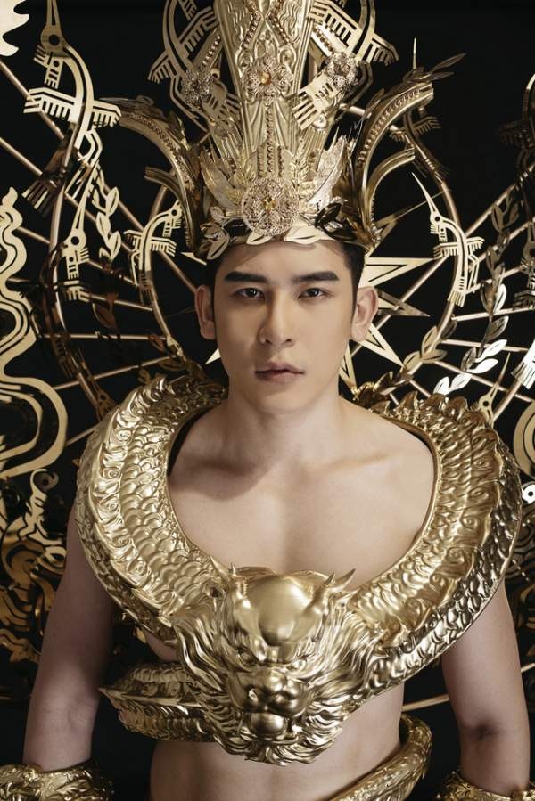 Minh Trung mang trang phục nặng 40kg dát vàng dự thi Mister International