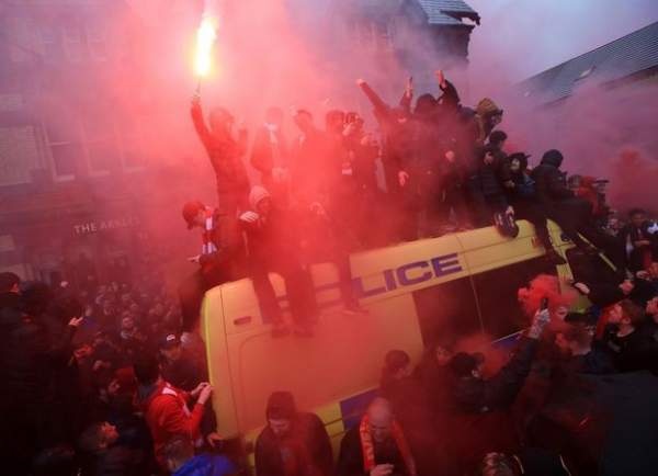 CĐV Liverpool nhảy lên xe cảnh sát, làm loạn trước trận gặp AS Roma