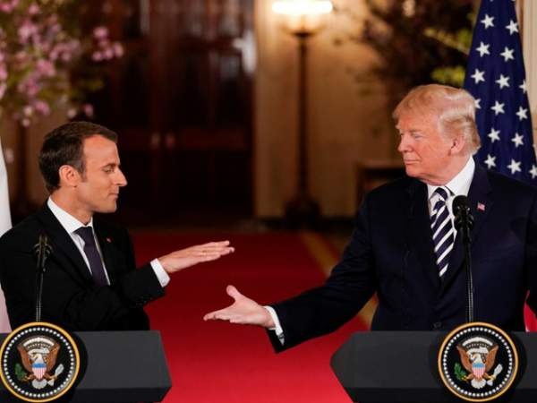 Màn bắt tay "giật và kéo" của Tổng thống Trump và Tổng thống Pháp