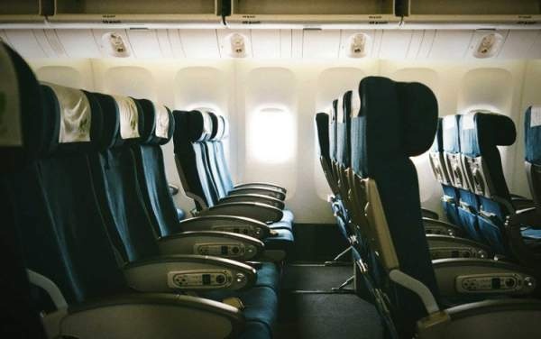Lý do ghế máy bay không quay ngược về phía sau dù an toàn hơn