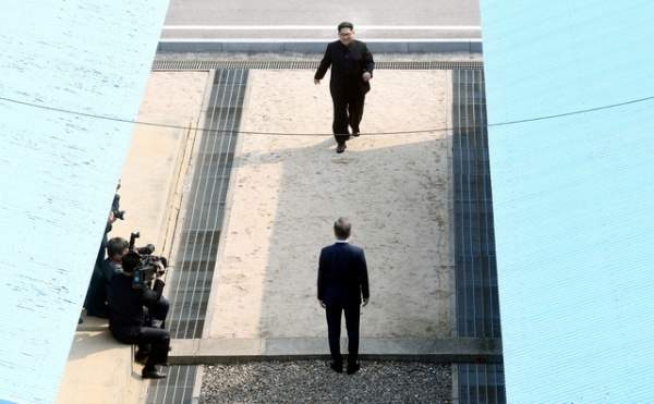 Ông Kim Jong-un bước chân qua ranh giới liên Triều