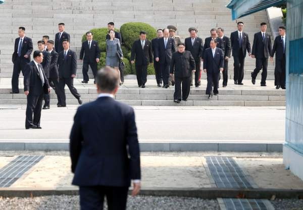 12 vệ sĩ chạy bộ hộ tống xe chở ông Kim Jong-un