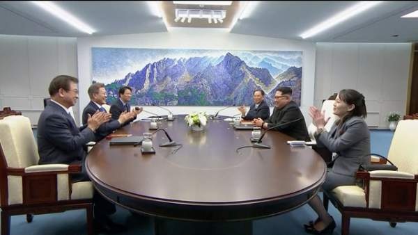 Tổng thống Hàn Quốc và nhà lãnh đạo Triều Tiên lần đầu gặp mặt