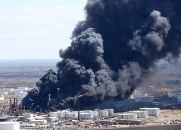 Nổ liên tiếp tại nhà máy lọc dầu ở Mỹ, ít nhất 20 người bị thương