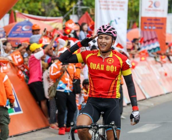 Nguyễn Thành Tâm tiến gần đến áo vàng chung cuộc giải xe đạp xuyên Việt 2018