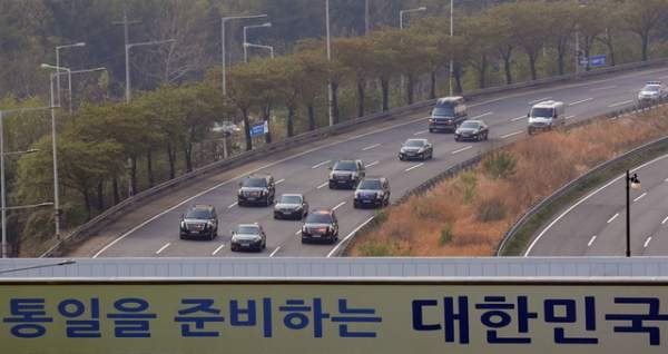Chiêm ngưỡng dàn xe sang hộ tống hai nhà lãnh đạo Hàn-Triều