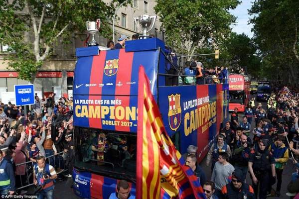 Barcelona diễu hành xe bus ăn mừng cú đúp danh hiệu