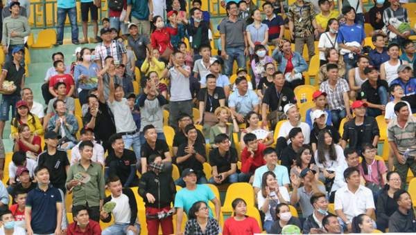 Hàng nghìn người "đội nắng" xem đua mô tô ở Cần Thơ