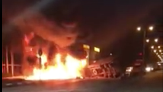 2 xe container tông nhau kinh hoàng, đôi vợ chồng kẹt trong cabin chết cháy