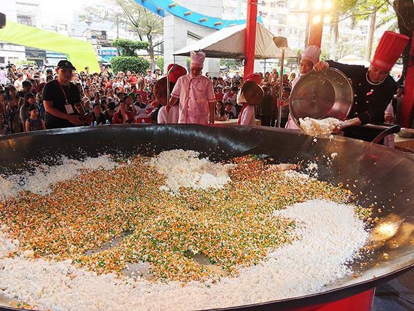 Vua đầu bếp 2015 Thanh Cường dùng 350 quả trứng, 70kg gạo làm chảo cơm chiên lớn nhất Việt Nam