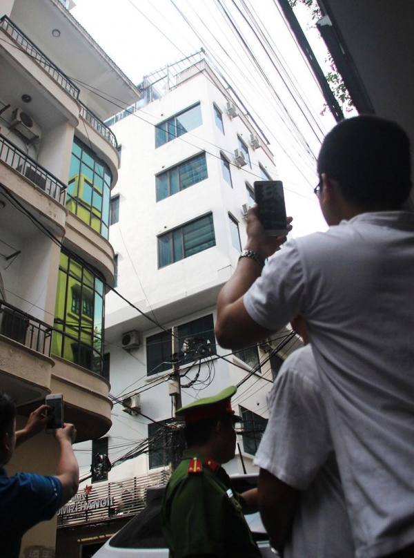 Hà Nội: Cháy khách sạn lúc giữa trưa, khách nước ngoài chạy tán loạn