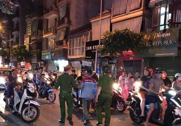 Hà Nội: Nửa đêm chồng đâm vợ cũ trọng thương ngay trước mặt 2 con nhỏ ở phố Bạch Mai