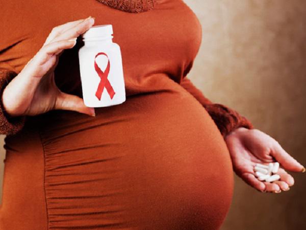 Mang thai phát hiện nhiễm HIV, mẹ bầu cần phải làm gì để không lây nhiễm sang con?