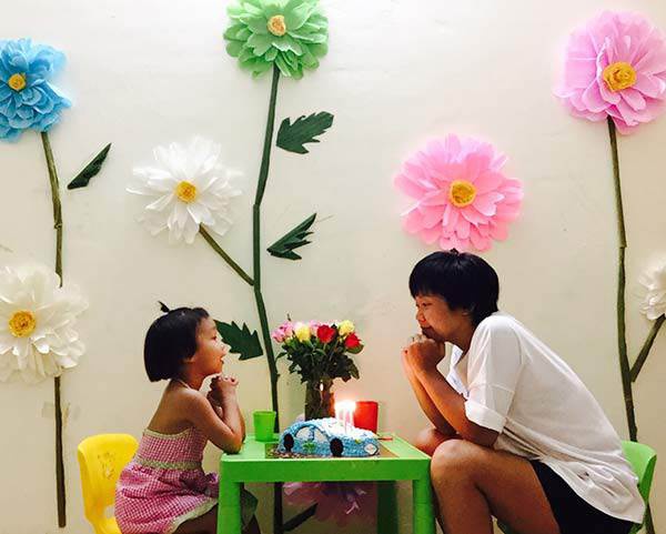 Mẹ đơn thân mê phượt tỉ mẩn trang trí căn phòng với những bông hoa “khổng lồ” tặng con gái