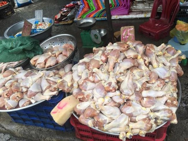 Mách chị em bỏ túi cách tránh mua nhầm thịt gà thải chất lượng kém ở ngoài chợ