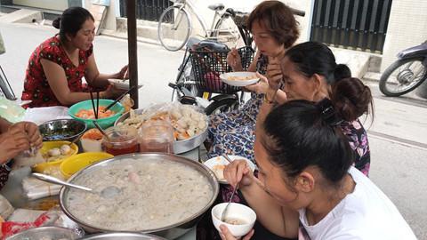 Những quán ăn trong hẻm vừa nhỏ vừa chật nhưng khách vẫn kéo đến nườm nượp ở Sài Gòn