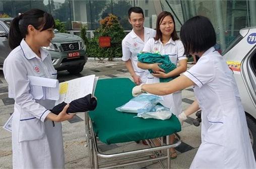 Hà Nội: Đang trên đường đến bệnh viện sinh con, sản phụ đau bụng đẻ luôn trên taxi