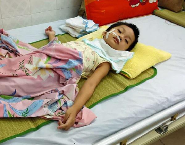 Bé gái 5 tuổi không ngủ suốt 2 tháng, nằm bất động sau cái run chân tưởng chừng vô hại