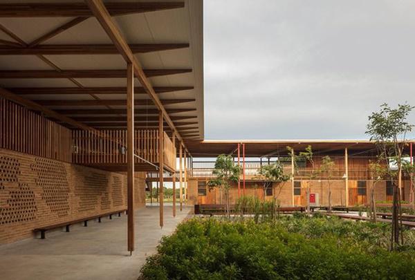 Ngôi trường giữa rừng bằng gỗ và gạch bùn cho học sinh nghèo cực chất