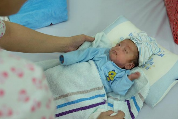 Kỳ diệu bé sinh non nặng 7 lạng được nuôi sống tại bệnh viện sau 4 tháng