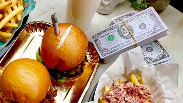 Nhà hàng gây tranh cãi khi cho “thứ bột trắng” và tiền giả lên trên món ăn