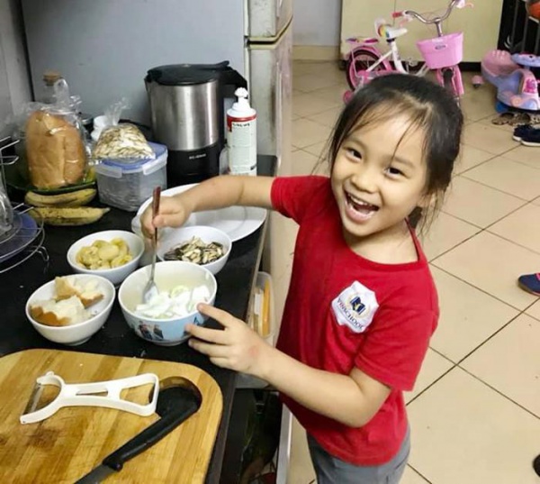 Con gái 5 tuổi đã biết rang cơm, rán trứng, nấu mì chỉ vì nhờ có bà mẹ... lười