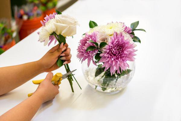 Cách cắm hoa để bàn đẹp lộng lẫy ai cũng khen khéo tay