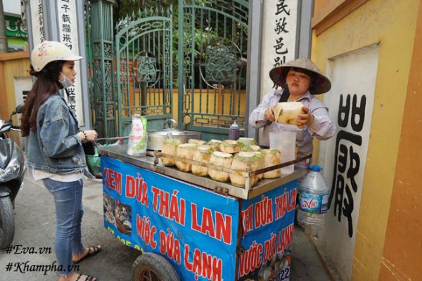 Cô gái thu lượm ve chai mở bán kem dừa Thái chỉ 25k/phần "đầy ú ụ" nườm nượp khách qua