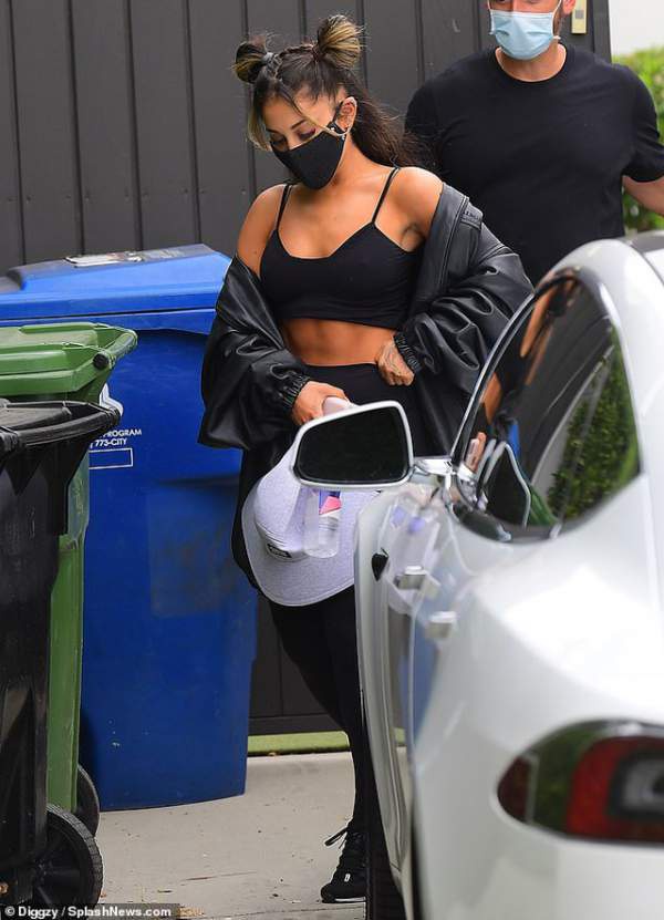 Ariana Grande đeo khẩu trang, khoe eo thon khi tới phòng gym