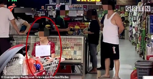 Người phụ nữ lớn tuổi ngồi trước siêu thị cầm biển: "Tôi là kẻ trộm", sự thật gây tranh cãi