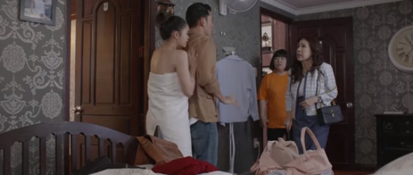 Trương Quỳnh Anh bị bắt quả tang đang đè ngửa "bạn trai", trên người chỉ quấn khăn tắm
