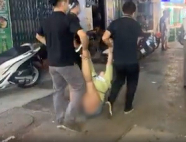 Người phụ nữ lột đồ, khóc thảm thiết sau khi bị xốc nách đưa khỏi quán bar ở Tạ Hiện