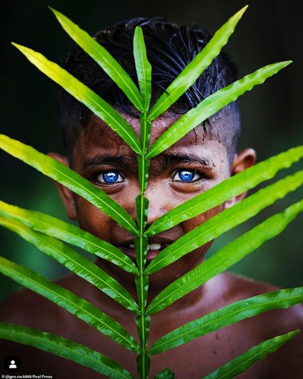 Bộ lạc ai cũng có đôi mắt xanh thăm thẳm như đại dương và bí ẩn phía sau