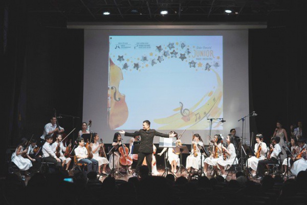 Dàn nhạc giao hưởng nhí đầu tiên của Việt Nam biểu diễn gây quỹ cho miền Trung