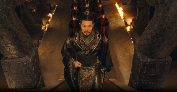 Tại sao Tần Thủy Hoàng là vị vua duy nhất mặc áo long bào đen?