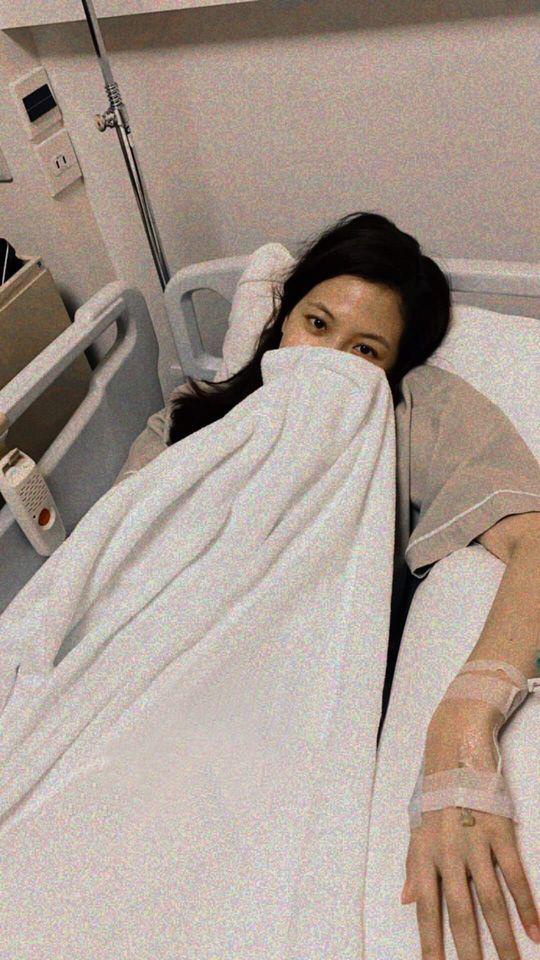Người đẹp Chiếc Lá Cuốn Bay nhập viện gấp khi quay phim, mặt mộc trên giường bệnh gây bất ngờ