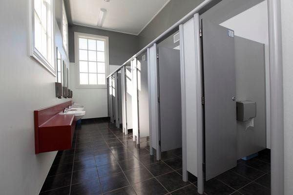 Vì sao cửa toilet công cộng luôn để hở? Lý do nói ra sẽ khiến bạn bất ngờ
