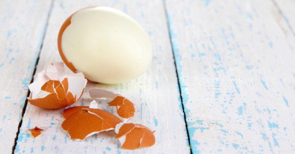Luộc trứng đừng cho ngay vào nồi, thêm 2 nguyên liệu nữa trứng vừa thơm lại tự bong vỏ