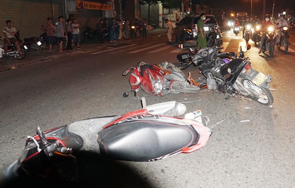 Sau tiếng gào thét và cảnh tượng hãi hùng ô tô tông 10 xe máy nằm la liệt ở TP.HCM