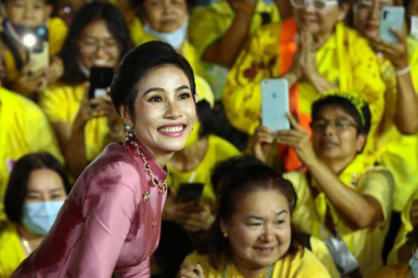 Lộ tin đồn Hoàng quý phi Thái Lan quay trở lại uy hiếp địa vị của Hoàng hậu