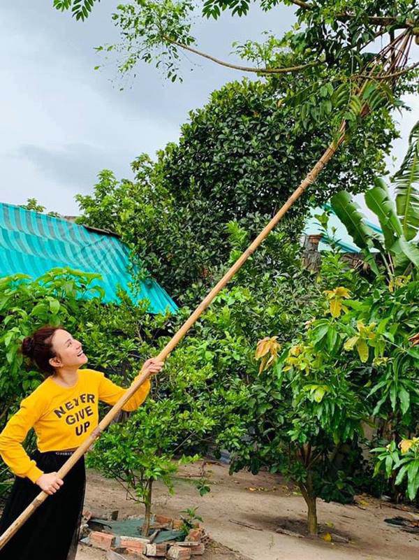 Lấy chồng đại gia ở nhà chục tỷ, Vy Oanh mở cửa khoe vườn khiến fan choáng ngợp