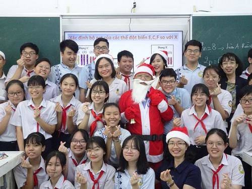 Thầy giáo "nhà người ta": Hóa trang thành ông già Noel, phát quà là iPhone 12