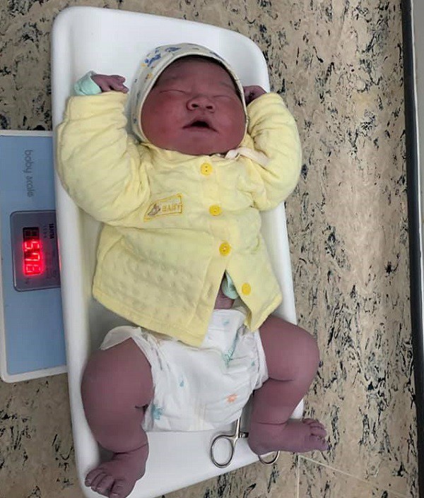 Mẹ Hà Nội U40 sinh con lần 4, khi em bé chào đời ai cũng bất ngờ về cân nặng