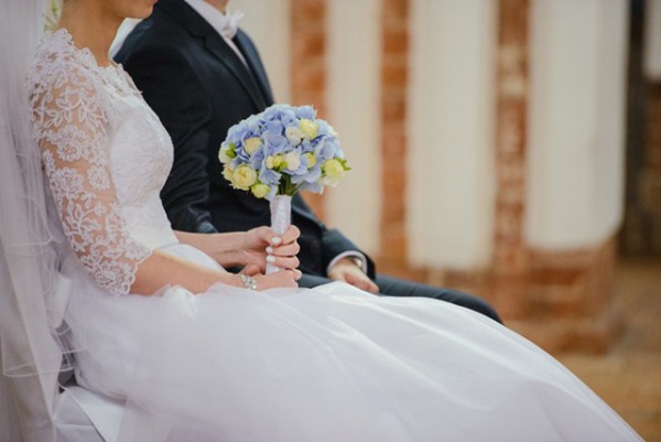 Chồng đòi ly hôn khi biết vợ "đến ngày" trong đám cưới, hành động của vợ đáng phẫn nộ hơn