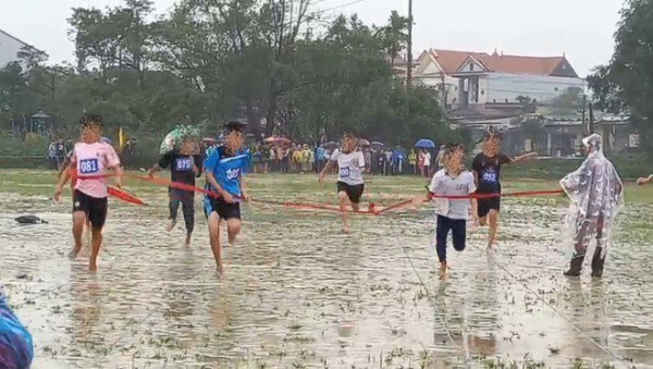 Hàng trăm học sinh thi Hội Khỏe Phù Đổng dưới trời mưa rét khiến phụ huynh bức xúc
